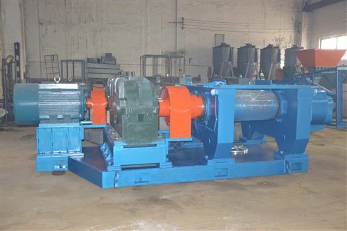 Stroj na drvenie gumy